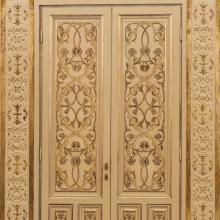 Porta della Sala degli Specchi con decorazioni arabiche di colore oro