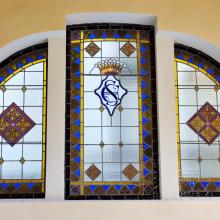 Finestre con vetri policromi decorativi e con la monogramma della Famiglia Sant'Elia