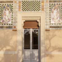 Porta d'ingresso sulla Terrazza, con decorazioni in ceramica di Galileo Chini