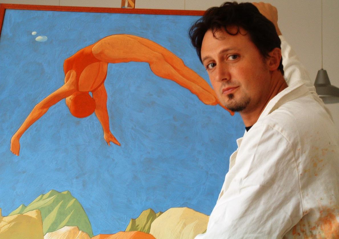 L'artista Marco Manzella con l'opera la "Tuffatrice"