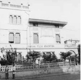 Picture of the facade of Villa Argentina in the forties